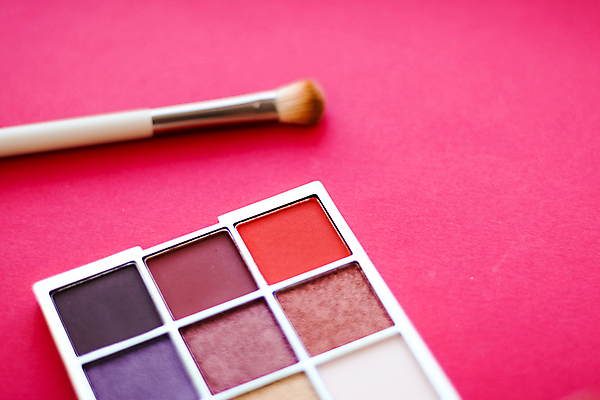 포토 JPG 해외이미지 사람없음 화장품 화려 팔레트 오브젝트 눈화장 아이섀도 메이크업브러쉬 섀도우팔레트 분홍색배경 해외포토 분홍색 백그라운드 컨셉 화장 뷰티 붓 파일형식