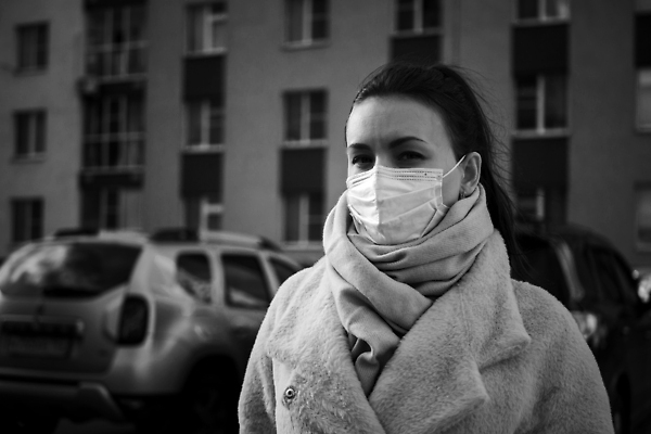 포토 JPG 해외이미지 백인 1 라이프스타일 유럽 얼굴 여행 백그라운드 창문 거리 프레임 건강 경고 가면 한명 사람 야외 뷰티 여행객 고통 환자 흰색 도시 바이러스 보호 질병 보안 감염 전염병 해외202309 해외포토 서양인 감정 나라 컬러 컨셉 의학 안전 생활 신체부위 파일형식