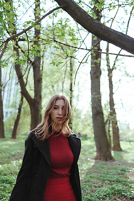 포토 JPG 해외이미지 나무 식물 라이프스타일 긴머리 드레스 공원 여자 백그라운드 자연 한명 야외 빨간색 초록색 금발 뷰티 맑음 봄 표현 신선 냄새 우크라이나 펠트 스타일 해외202309 해외포토 1 헤어스타일 옷 계절 공공시설 유럽 컬러 날씨 사람 생활 생태계 파일형식 천_직물