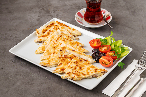 포토 JPG 해외이미지 접시 포크 방울토마토 오이 사람없음 나이프 티스푼 올리브 토스트 터키음식 해외202309 해외포토 식기 열매 빵 토마토 채소 숟가락 칼 동양음식 파일형식 튀르키예