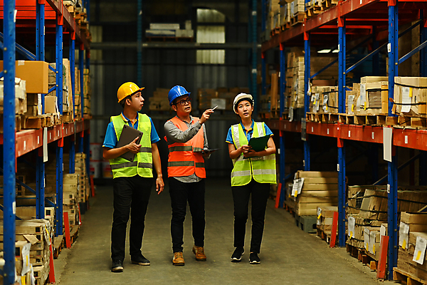 포토 JPG 해외이미지 전신 여자 남자 노동자 선반 들기 성인 세명 가리킴 작업장 안전모 물류 물류창고 안전조끼 성인만 물류센터 해외202309 해외포토 직업 산업 가구 모션 사람 손짓 헬멧 안전장비 창고 파일형식