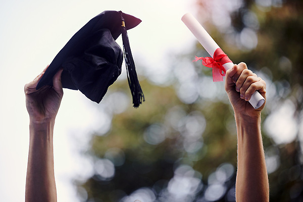 포토 JPG 해외이미지 손 학사모 학교 졸업식 졸업생 들기 신체부위 졸업장 해외202309 해외포토 모자_잡화 교육 졸업 모션 사람 파일형식