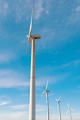 포토 JPG 해외이미지 모션 바람 사람없음 농장 환경 힘 재활용 풍차 발전기 발전소 에너지 그린에너지 풍력에너지 역 제조 보호 에코 친환경 생태계 프로펠러 회전 자원 세대 모터 혁명 개발 기후변화 생태학 요금 전압 효율 힘찬 공급 해외202309 해외포토 자연요소 교육 컨셉 농업 교통시설 날씨 변화 파일형식