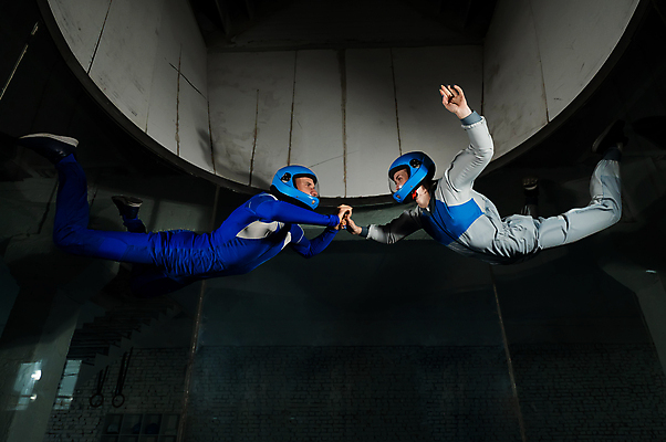 포토 JPG 해외이미지 여자 스포츠 운동화 이동 유니폼 신체 모션 유리 수업 바람 실내 정장 취미 두명 세로 운동 강사 흐름 우주비행사 투명 개울 터널 보호 연결 헬멧 스카이다이빙 항공 역동적 튜브 곡예비행 중력 해외202309 해외포토 자연요소 직업 옷 교육 길 신발 컨셉 재질 날씨 건강 사람 내부 강 우주 비행 보호장비 익스트림스포츠 파일형식