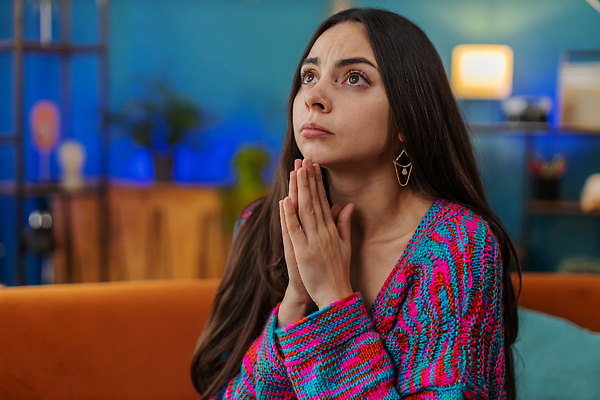 포토 JPG 해외이미지 백인 라이프스타일 여자 종교 거실 가정 아파트 주택 실내 관리 손바닥 한명 소파 평화 믿음 희망 매력적 기도 영혼 질문 명상 걱정 감사 문제 용서 신앙심 지원 헬프 필요 해외202309 해외포토 서양인 1 손 감정 컨셉 의자 사람 내부 건물 생활 도움 파일형식