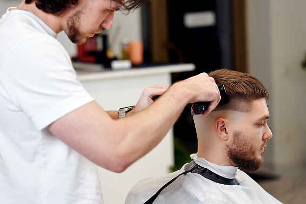 포토 JPG 해외이미지 헤어스타일 응시 남자 시계 앉기 상반신 성인 두명 옆모습 문 장비 망토 미용사 이발 자르기 이발소 바리깡 성인남자만 해외202309 해외포토 직업 시선 뷰포인트 모션 사람 뷰티샵 남자만 성인만 파일형식