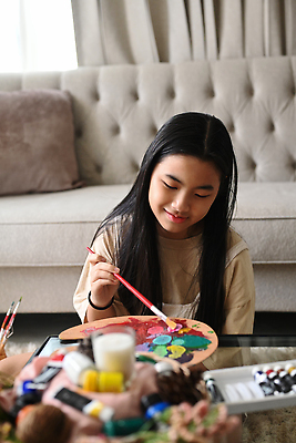 포토 JPG 해외이미지 여자 청소년 미술 한명 동양인 상반신 소파 물감 붓 그리기 팔레트 그림 소녀한명만 해외202309 해외포토 1 의자 모션 문화예술 사람 인종 미술도구 여자한명만 소녀만 파일형식