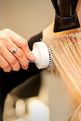 포토 JPG 해외이미지 헤어스타일 손 신체부위 뷰티 머리빗 우아함 드라이어 미용사 해외202309 해외포토 직업 컨셉 사람 미용용품 파일형식