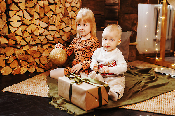 포토 JPG 해외이미지 전신 여자 남자 어린이 크리스마스 실내 남매 크리스마스선물 들기 앉기 소년 앞모습 선물상자 카펫 알전구 크리스마스이브 홀리데이 어린이만 오너먼트 해외202309 해외포토 기념일 뷰포인트 크리스마스장식 전구 가족 모션 휴가 선물 사람 내부 상자 파일형식