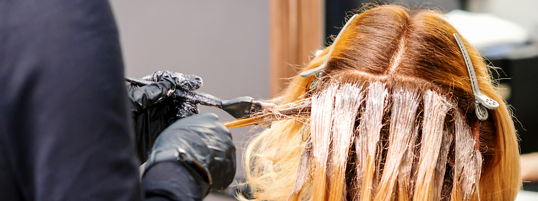 포토 JPG 해외이미지 직업 헤어스타일 손 배너 여자 컬러 비즈니스 기술 한명 사람 뒷모습 가로 빨간색 뷰티 유행 상점 장비 죽음 붓 머리빗 업무 작업 우아함 미용사 이발 고객 서비스 돌봄 방법 스타일리스트 해외202309 해외포토 1 뷰포인트 컨셉 모션 신체부위 미용용품 파일형식