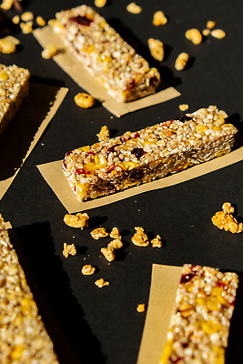 포토 JPG 해외이미지 사람없음 갈색 견과류 부스러기 에너지바 그래놀라 글루텐프리 해외202309 해외포토 음식 컬러 파일형식