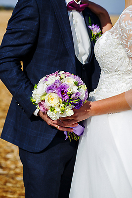 포토 JPG 해외이미지 여자 남자 부케 웨딩드레스 결혼식 들기 정장 상반신 성인 두명 옆모습 신랑신부 성인만 해외202309 해외포토 드레스 옷 신부_웨딩 뷰포인트 꽃다발 신랑 결혼 모션 사람 파일형식