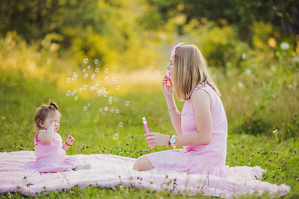 포토 JPG 해외이미지 전신 나무 행복 어린이 모녀 앉기 잔디 성인 야외 두명 옆모습 아기 풀잎 비눗방울 담요 불기 여자만 시밀러룩 해외202309 해외포토 식물 딸 감정 뷰포인트 잎 가족 모션 엄마 사람 풀_식물 커플룩 파일형식