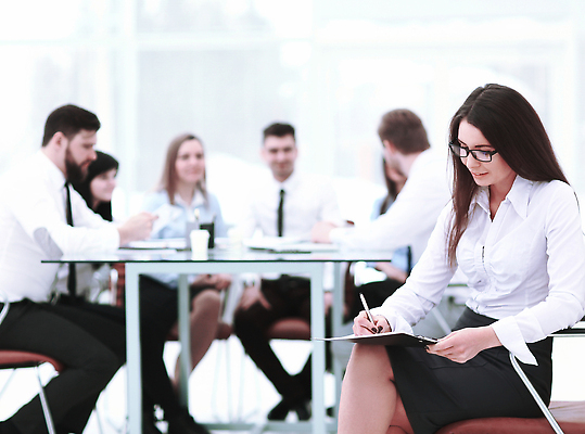 포토 JPG 해외이미지 백인 직업 라이프스타일 여자 종이 컨셉 비즈니스 탁자 악수 직장 실내 협상 사람 정장 여러명 성인 금융 사무실 펜 기록 잡기 업무 작업 비즈니스우먼 상담원 책상 계약 보고서 경영자 문서 상업 바쁨 결재 서명 변호사 정중 해외202309 해외포토 서양인 옷 가구 다수 회사 모션 손짓 내부 생활 경제 필기구 직장인 사무원 리더 파일형식