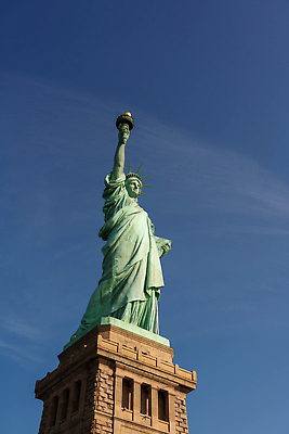 포토 JPG 해외이미지 조각 섬 여행 건축양식 왕관 새로움 사람없음 옆모습 조각상 미국 자유 손전등 도시 역사 민주주의 심볼 뉴욕 맨해튼 애국심 천연기념물 독립 랜드마크 전국 해외202309 해외포토 건축 뷰포인트 컨셉 북아메리카 조명 조형물 파일형식
