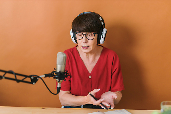 포토 JPG 해외이미지 여자 화분 중년 스튜디오 말하기 한명 들기 상반신 앞모습 펜 헤드폰 DJ 물컵 마이크 라디오 대본 라디오방송 중년여자한명만 크리에이터 1인미디어 해외202309 해외포토 직업 1 뷰포인트 음향기기 모션 사람 성인 컵 전자제품 필기구 방송 여자한명만 중년여자만 파일형식