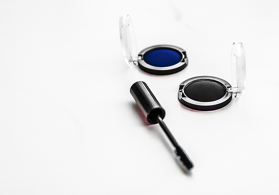 포토 JPG 해외이미지 사람없음 파란색 검은색 원형 흰배경 마스카라 대리석 아이섀도 마블링 카피스페이스 해외202309 해외포토 도형 컬러 백그라운드 재료 화장품 공백 흰색 파일형식