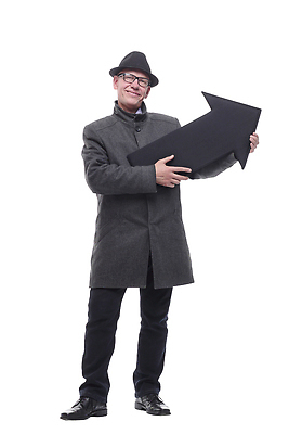 포토 JPG 해외이미지 전신 백인 1 옷 계절 남자 포즈 장갑 백그라운드 비즈니스 화살 광고판 실내 한명 사람 성인 유행 세일 검은색 코트 흰색 가리킴 자신감 우아함 가죽 방향 중개인 만족 탐정 고립 골 금요일 지능 스타일 해외202309 해외포토 서양인 직업 잡화 감정 컬러 컨셉 알림판 손짓 내부 외투 판 요일 파일형식