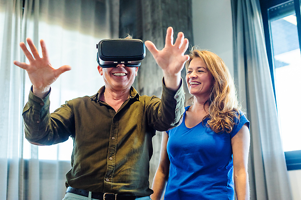 포토 JPG 해외이미지 백인 라이프스타일 커플 남자 안경 40대 50대 결혼 거실 관계 놀이 남편 미래 아파트 주택 기술 실내 사람 성인 두명 전자제품 3D 디지털 게임 체험 온라인 혁명 가상 가상현실 현실 해외202309 해외포토 서양인 잡화 중년 컨셉 이벤트 내부 건물 생활 디지털합성 파일형식