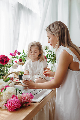 포토 JPG 해외이미지 원피스 여자 꽃 어린이 주전자 상반신 성인 두명 옆모습 금발 흰색 커튼 붓기 싱크대 여자만 소녀만 해외202309 해외포토 식물 헤어스타일 옷 뷰포인트 컬러 모션 주방용품 사람 개수대 어린이만 파일형식