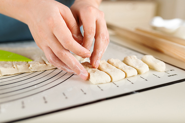 포토 JPG 해외이미지 손 조각 도마 신체부위 계산 준비 반죽 밀가루 계량 해외202309 해외포토 주방용품 사람 가루 파일형식