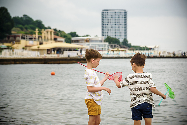 포토 JPG 해외이미지 백인 남자 행복 문화 얼굴 어린이 모래 바다 여행 2 가족 자연 놀이 낚시 휴가 어류 미소 사람 소년 야외 두명 물 여름 파란색 뷰티 걷기 환경 기쁨 젖음 작음 남동생 해외202309 해외포토 자연요소 서양인 계절 감정 컬러 관계 모션 레저 표정 신체부위 수중동물 크기 생태계 동생 파일형식