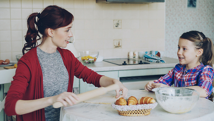 포토 JPG 해외이미지 백인 여자 딸 행복 어린이 음식 장난 가족 탁자 엄마 디저트 주택 함께함 대화 요리 앉기 두명 뷰티 쿠키 주방 식사 기쁨 사발 달콤 굽기 준비 반죽 만들기 밀가루 주말 밀대 레시피 채팅 해외202309 해외포토 서양인 감정 가구 컨셉 관계 모션 주방용품 말하기 사람 건물 사기그릇 맛 가루 구이 파일형식