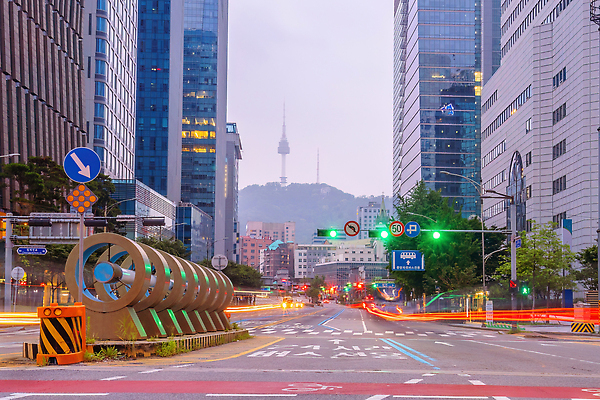 포토 JPG 해외이미지 도로 백그라운드 서울 빌딩 사람없음 야외 도시 저녁 신호등 스카이라인 해외202309 해외포토 길 교통시설 한국 건물 야간 파일형식