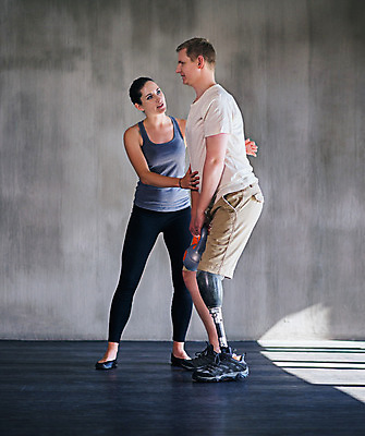 포토 JPG 해외이미지 전신 응시 여자 남자 들기 성인 두명 옆모습 운동복 운동 아령 도움 장애인 체육관 트레이너 물리치료사 의족 재활 성인만 해외202309 해외포토 시선 옷 뷰포인트 컨셉 모션 건강 사람 치료 헬스 장애 치료사 파일형식