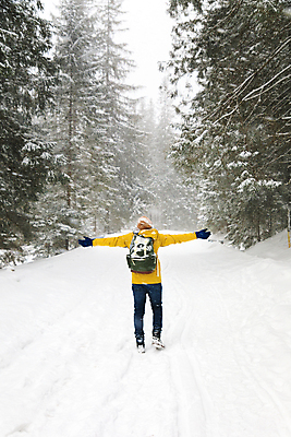 포토 JPG 해외이미지 나무 라이프스타일 계절 유럽 도로 길 여행 겨울 가방 자연 휴가 산 파노라마 한명 사람 취미 야외 세로 빛 뷰티 노란색 여행객 환경 얼음 하이킹 추위 흰색 숲 서리 폴란드 하이커 가문비나무 해외202309 해외포토 자연요소 식물 1 잡화 나라 컬러 교통시설 레저 촬영기법 생활 생태계 파일형식