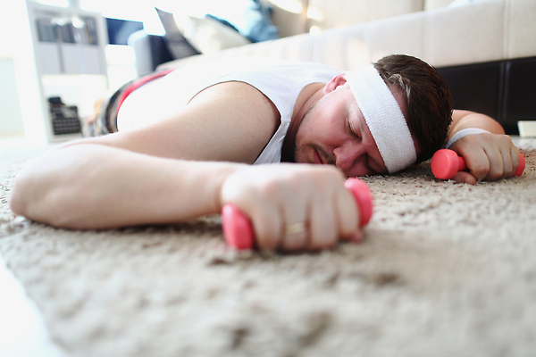 포토 JPG 해외이미지 모양 백인 라이프스타일 남자 스포츠 신체 다이어트 바닥 스트레스 주택 건강 피곤 사람 성인 사람없음 운동 아령 에너지 금지 성장 몸무게 플러스 비만 연습 치수 칼로리 문제 팔 성별 게으름 거짓말 돌봄 적자 해로움 해외202309 해외포토 서양인 기호 컨셉 모션 건물 생활 신체부위 몸매 파일형식