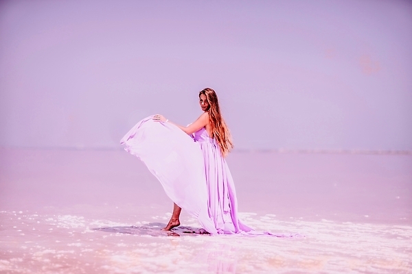 포토 JPG 해외이미지 전신 원피스 여자 바다 한명 성인 옆모습 화려 소금 성인여자한명만 핑크리본 해외202309 해외포토 1 옷 리본 뷰포인트 컨셉 사람 여자한명만 성인여자만 파일형식