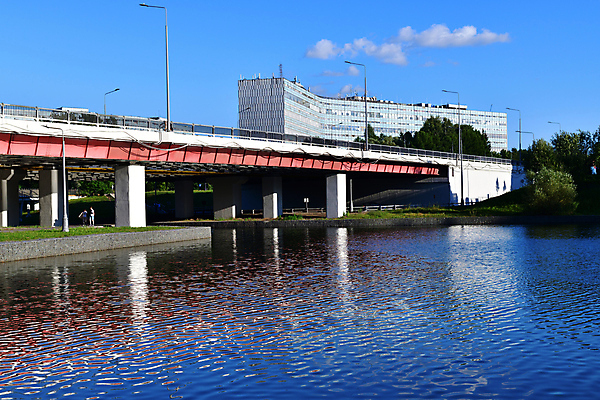 포토 JPG 해외이미지 나무 식물 산업 도로 호수 자동차 거리 주택 풍경 사람없음 야외 건물 초록색 물 여름 강 도시풍경 사무실 맑음 기둥 도시 러시아 조경 지역 남쪽 모스크바 지원 해외202309 해외포토 자연요소 건축물 계절 건축 유럽 길 육상교통 컬러 비즈니스 교통시설 날씨 방향 파일형식