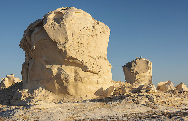 포토 JPG 해외이미지 공원 모래 여행 아프리카 자연 하늘 산 건조 파노라마 이집트 풍경 사람없음 야외 파란색 모래사장 환경 사막 암석 황무지 모래언덕 지역 사암 멀리 첨탑 내추럴 고립 땅바닥 절정 지질학 평야 수평선 비어있는 해외202309 해외포토 공공시설 교육 나라 바다 컬러 바닥 촬영기법 탑 돌_바위 언덕 생태계 파일형식