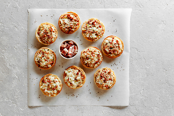 포토 JPG 해외이미지 전통 음식 컬러 백그라운드 재료 부분 양파 치즈 피자 요리 사람없음 금속 주방 식사 저녁식사 회색 원형 굽기 허브 크림 향신료 메뉴 준비 반죽 베이컨 레시피 프랑스어 미니 백리향 오리지널 전문 콘크리트 핸드메이드 플랫레이 해외202309 해외포토 도형 식물 문자 채소 재질 유제품 패스트푸드 서양음식 돼지고기 플랫 구이 향미료 파일형식