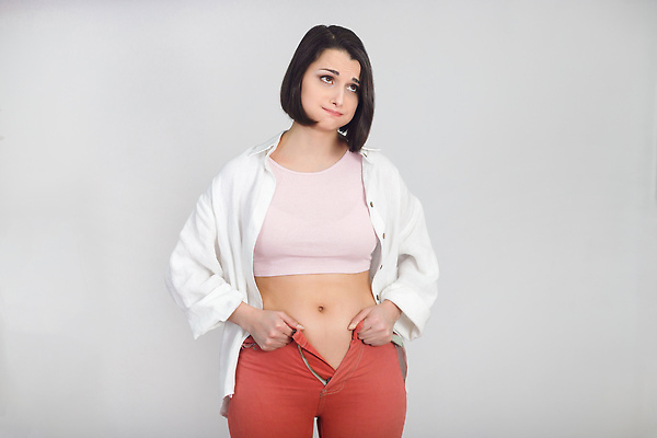 포토 JPG 해외이미지 모양 여자 신체 다이어트 바지 건강 한명 사람 성인 숫자 힘 흰색 잡기 몸무게 큼 번개 비만 쇼 치수 돌봄 적자 복부 셀룰라이트 해외202309 해외포토 문자 1 컬러 모션 하의 날씨 신체부위 크기 몸매 파일형식