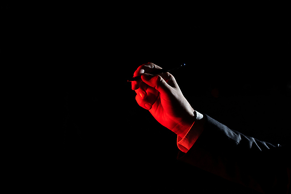 포토 JPG 해외이미지 스튜디오촬영 백인 직업 손 여자 교육 남자 실루엣 종이 백그라운드 컨셉 비즈니스 손가락 청소년 성공 검은배경 아이디어 흑백 창조 한명 정장 성인 사람없음 한개 사무실 연필 펜 어둠 장비 잡기 작업 비즈니스맨 비즈니스우먼 전문직 심볼 사인 그림 팔 고립 필기체 카피스페이스 해외202309 해외포토 서양인 문자 1 옷 모션 학용품 촬영기법 실내 사람 신체부위 필기구 검은색 공백 직장인 파일형식