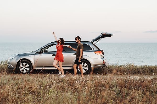 포토 JPG 해외이미지 백인 커플 드레스 여자 남자 도로 바다 여행 2 관계 교통시설 자동차 휴가 갈색머리 함께함 사랑 두명 빨간색 물 선글라스 일몰 저녁 주말 해외202309 해외포토 자연요소 서양인 헤어스타일 옷 감정 안경 길 육상교통 컬러 교통 컨셉 사람 노을 야간 시설 파일형식