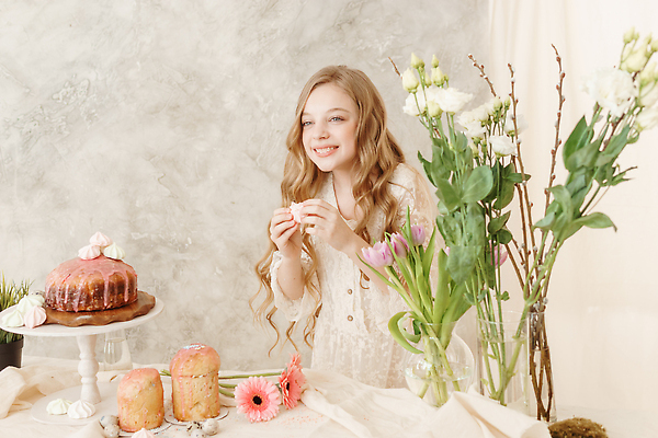 포토 JPG 해외이미지 드레스 여자 꽃 기독교 어린이 부활절 한명 들기 상반신 앞모습 케이크 꽃병 흰색 우아함 머핀 메추리알 소녀한명만 해외202309 머랭쿠키 해외포토 식물 1 옷 기념일 종교 빵 뷰포인트 컬러 컨셉 모션 디저트 사람 쿠키 알 머랭 여자한명만 소녀만 파일형식