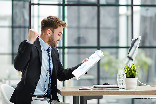 포토 JPG 해외이미지 행복 비즈니스 성공 한명 사람 사무실 기쁨 축하 종업원 경영자 해외202309 해외포토 직업 1 감정 컨셉 리더 파일형식