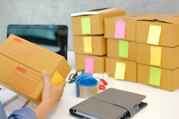 포토 JPG 해외이미지 손 안경 신체부위 노트북 상자 펜 공책 메모지 끈 책상 준비 테이프 분류 해외202309 해외포토 잡화 가구 문구용품 사람 전자제품 필기구 사무용품 파일형식