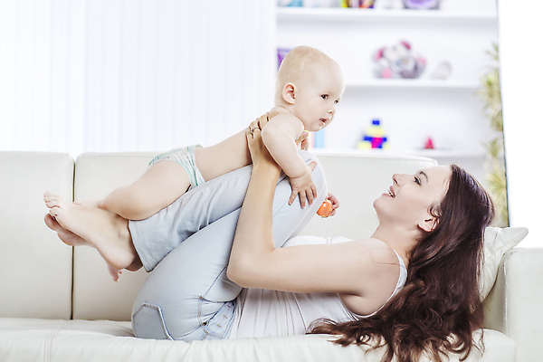 포토 JPG 해외이미지 백인 라이프스타일 손 여자 행복 어린이 컨셉 2 장난 가족 놀이 엄마 휴가 미래 주택 함께함 건강 사랑 미소 이벤트 두명 뷰티 육아 게임 아내 생일 작음 연도 돌봄 해외202309 해외포토 서양인 기념일 감정 관계 모션 표정 사람 건물 생활 신체부위 크기 파일형식