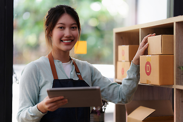 포토 JPG 해외이미지 여자 사업가 한명 들기 상반신 성인 앞모습 태블릿 작업 비즈니스우먼 사장 서랍장 택배상자 성인여자한명만 해외202309 해외포토 직업 1 뷰포인트 가구 비즈니스 모션 사람 전자제품 스마트기기 상자 직장인 택배 여자한명만 성인여자만 파일형식