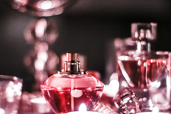 포토 JPG 해외이미지 분홍색 초 촛불 유리 사람없음 투명 분위기 고급 향수 보케 진주 향수병 해외202309 해외포토 컬러 컨셉 재질 화장품 보석 병_담는 파일형식