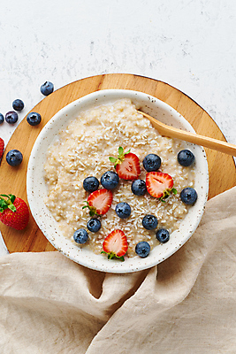 포토 JPG 해외이미지 음식 딸기 사람없음 하이앵글 아침식사 블루베리 오트밀 해외202309 해외포토 뷰포인트 과일 식사 파일형식 귀리