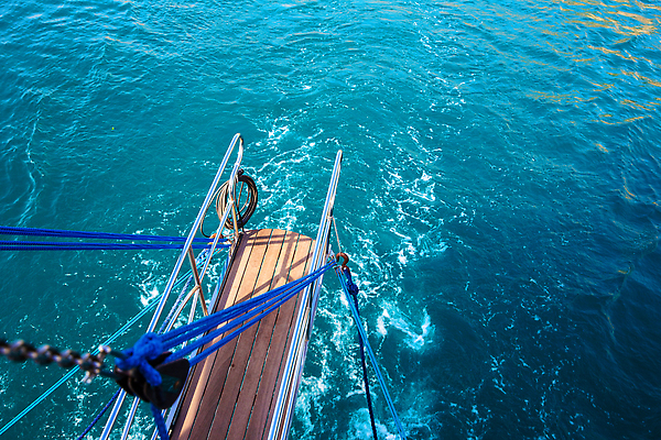 포토 JPG 해외이미지 밧줄 스포츠 파도 바다 여행 요트 교통시설 모션 하늘 바람 휴가 휴식 산 항해 취미 사람없음 가로 물 빛 햇빛 자유 보트 고급 크루즈 갑판 활 함선 상승 스카이라인 돛대 뱃놀이 수평선 카피스페이스 해외202309 해외포토 자연요소 줄 교통 컨셉 배_교통 날씨 태양 전통놀이 공백 시설 파일형식