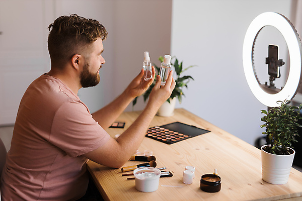 포토 해외이미지 남자 중년 전등 실내 한명 상반신 옆모습 스마트폰 화장 화장용품 방송 화장대 과정 리뷰 소셜네트워크 중년남자한명만 크리에이터 뷰티크리에이터 1인미디어 영상촬영 해외202309 해외포토 직업 1 뷰포인트 가구 컨셉 조명 사람 성인 내부 핸드폰 스마트기기 뷰티 촬영 미용용품 남자한명만 중년남자만 파일형식