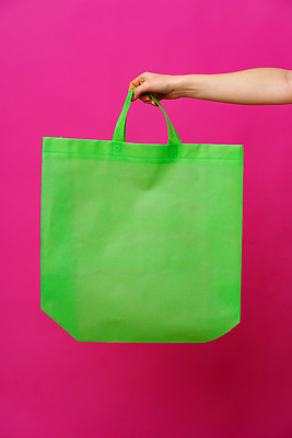 포토 JPG 해외이미지 손 들기 신체부위 녹색배경 에코백 카피스페이스 분홍색배경 해외202309 해외포토 분홍색 백그라운드 가방 모션 사람 초록색 공백 에코 파일형식