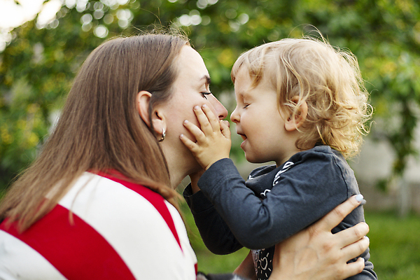포토 JPG 해외이미지 나무 백인 라이프스타일 공원 여자 행복 아들 어린이 2 가족 포옹 자연 놀이 엄마 키스 함께함 사랑 미소 웃음 사람 소년 야외 두명 여름 부모 뷰티 맑음 기쁨 육아 흰색 아기 잡기 작음 내추럴 돌봄 해외202309 해외포토 서양인 식물 계절 공공시설 남자 감정 컬러 컨셉 관계 안기 모션 날씨 표정 생활 크기 애정표현 생태계 파일형식