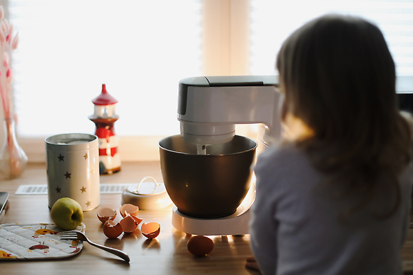포토 JPG 해외이미지 라이프스타일 딸 어린이 음식 가사 재료 가정 가족 디저트 주택 요리 한명 사람 케이크 주방 계란 요리사 빵집 아기 달콤 사과 굽기 믹서 준비 반죽 만들기 레시피 도우미 제빵사 페스츄리 핸드메이드 맛있는 해외202309 해외포토 직업 1 빵 과일 관계 모션 건물 생활 상점 알 맛 구이 파일형식